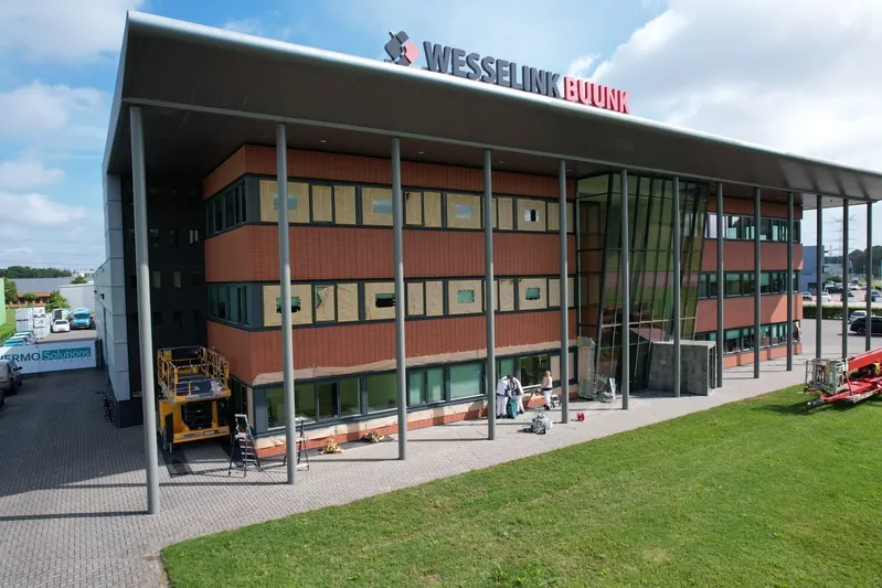 Luchtfoto van het pand van Wesselink Buunk aan de Marssteden tijdens de schilderwerkzaamheden door Bonke & Zn.