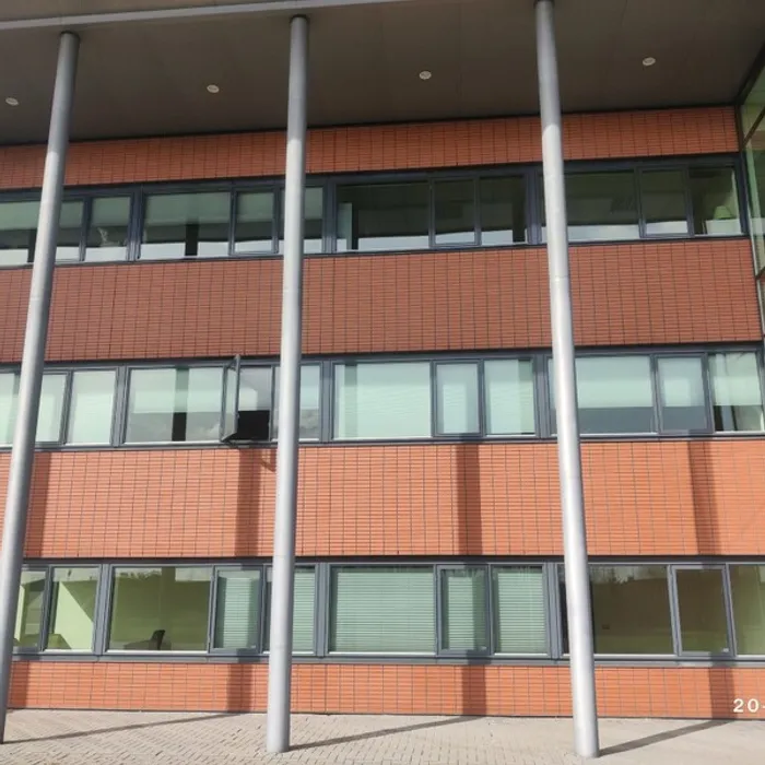 Kantoorpand met terracotta gevelstenen bij project Marssteden