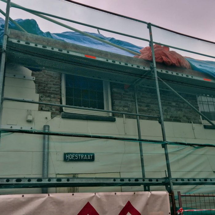 Gevelrenovatie in uitvoering in het centrum van Oldenzaal met steigerconstructie tijdens renovatie van winkelpand aan de Grootestraat.